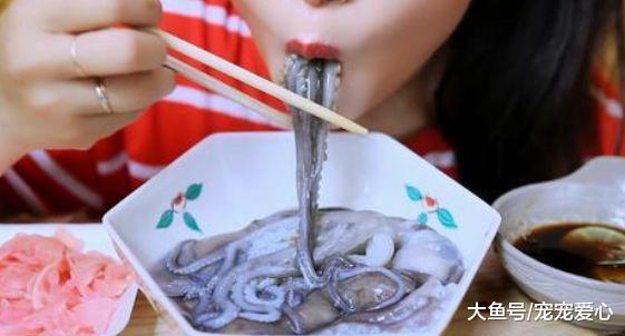 女友正在吃早餐, 男子看到碗里的食物, 脸色大变提分手