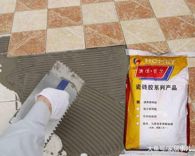 新房不要用水泥了, 直接用此物贴瓷砖方便又牢固, 有钱人都这样装