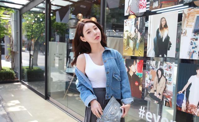 小姐姐吊带小背心格外性感, 展现了成熟女性的魅力