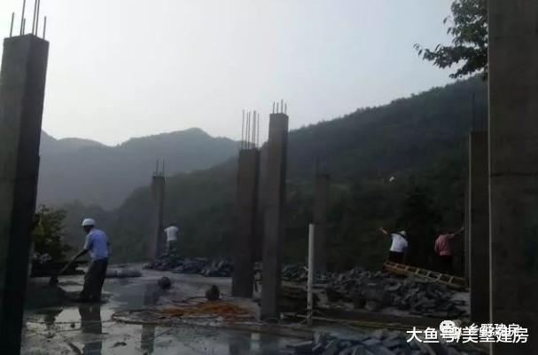 兄弟俩花100万回农村建别墅, 被发小仿建还完爆兄弟俩? 凭啥?