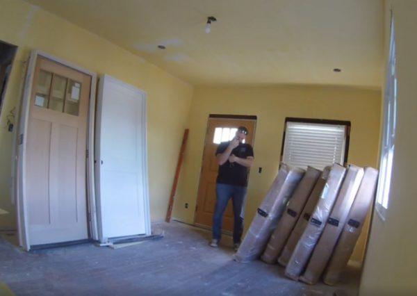 承包商发现屋主猫咪 拍照抱抱样样来 十足猫奴超可爱!