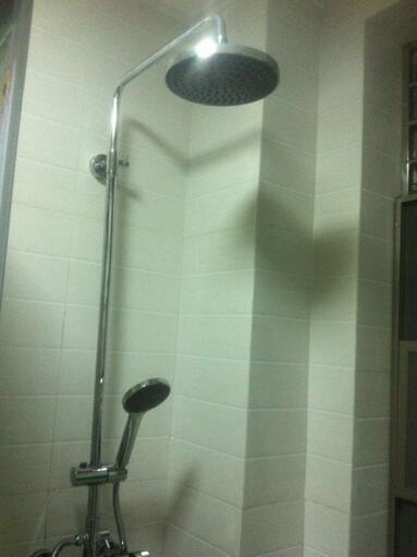 72平两居室新房, 都说电视墙用瓷砖好打扫, 简单实用