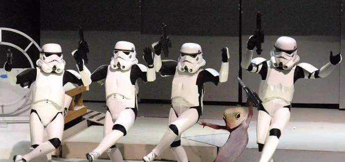 一只姿势风骚的壁虎, 引发了一场PS Battle