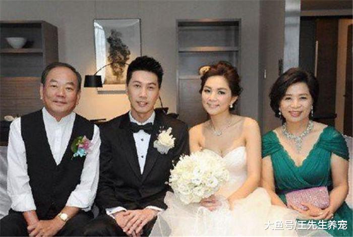 37岁Ella晒一家3口游玩照, 曾经的假小子已有皱纹, 亲宝宝显幸福