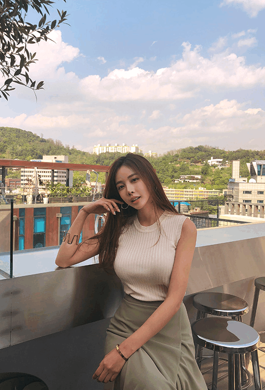 性感丰满的长裙美女, 紧身背心衬托出时尚美的曼妙线条!