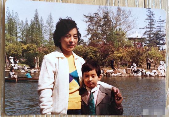 陈龙20年前青涩照陈龙与章龄之