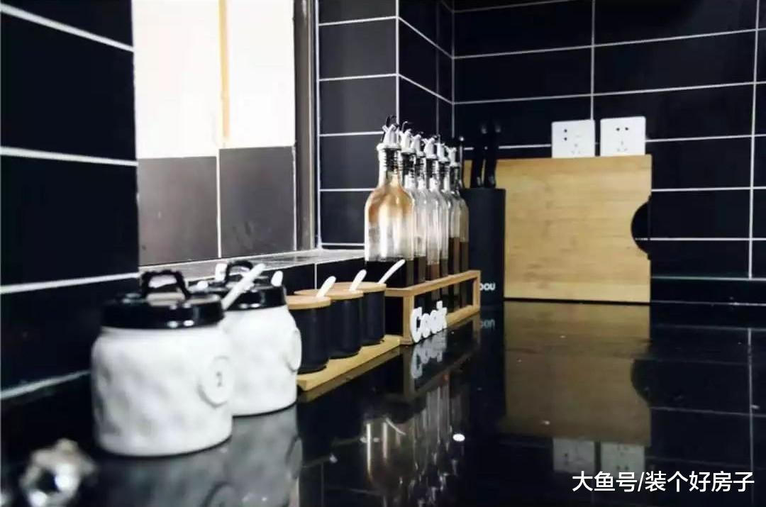 一对85后夫妻断舍离上瘾, 121㎡的家只有9件家具, 厨房和阳台也藏起来