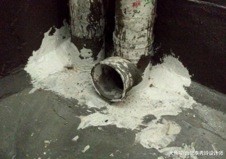 师傅在卫生间主下水管打了个孔, 业主发现怒道: 污水倒灌可咋整?