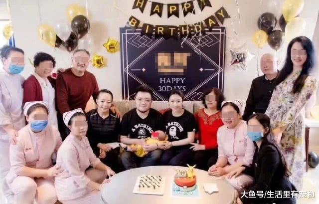 宋丹丹升级当奶奶, 把孙子放纸箱? 看到价格后没人说话了!