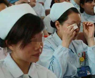 宝宝出生一个月夭折, 去世前紧握拳头, 掰开后, 医护人员哭成泪人