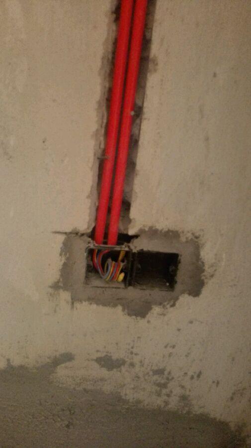 水电装修第三天, 强弱电交接处都没有弄好, 这水电师傅好差