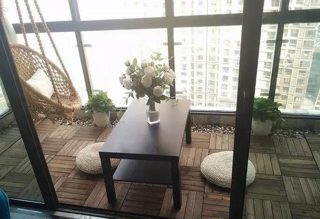 越来越多人阳台不铺瓷砖了, 现在流行这种, 好看又不过时!