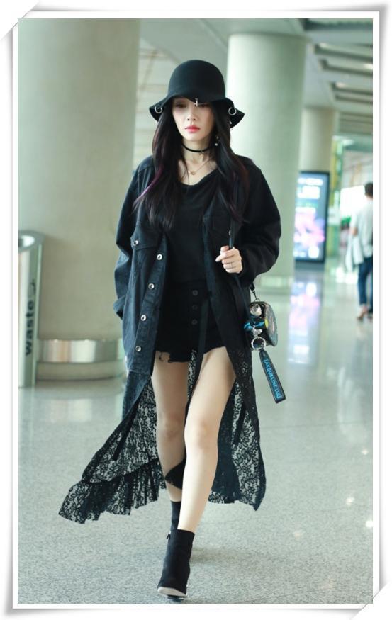 李小璐直接穿三角裤就来机场了! 这么开放? 网友: 满屏的风尘味!