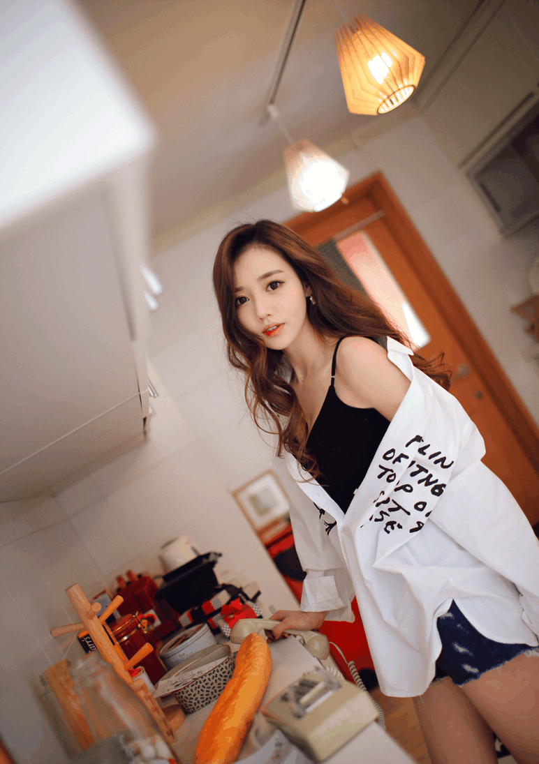 个性十足的小姐姐, 白衬衣搭牛仔裤, 散发出别致格调的气质美