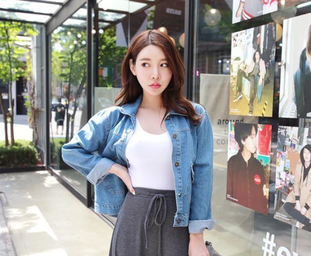 小姐姐吊带小背心格外性感, 展现了成熟女性的魅力
