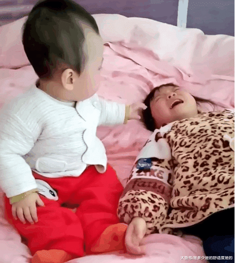 小家伙看姐姐哭的厉害, 想哄哄她, 最后跟着姐姐一块哭了