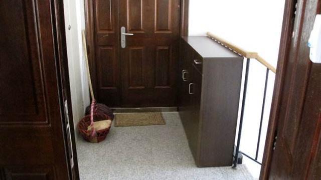 邻居把自家鞋柜装在公共过道, 摊上这样的邻居, 只能自认倒霉!