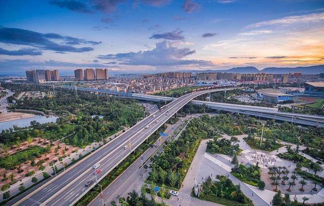 房价不下降, 人均收入要上涨四到八倍, 才能支撑起现在的房价