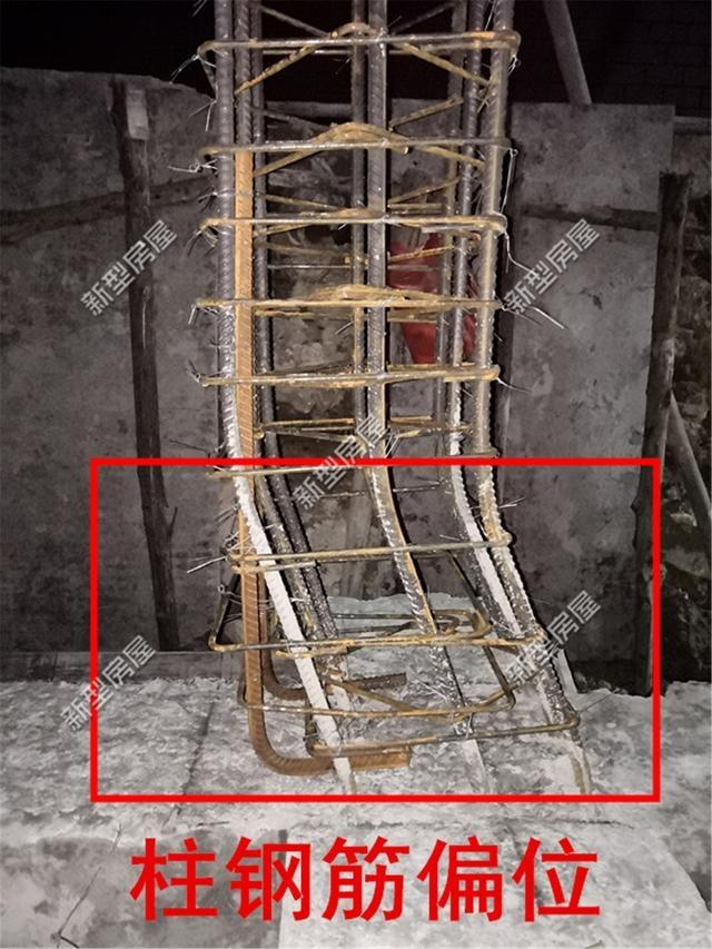 农村小伙盖房发现钢筋歪了10公分? 这施工队太马虎, 赶紧给钱走人