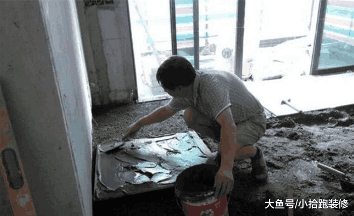 地砖从哪里开始铺? 看到两位师傅争执不下, 才知道这个很重要