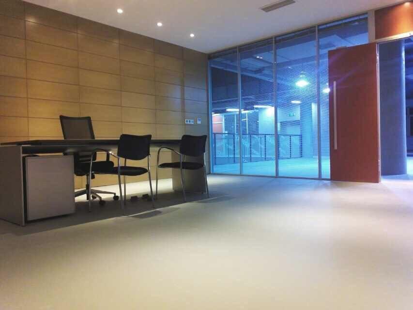 为什么有钱人装修不铺瓷砖? 如今都流行这样做, 实用又省钱!