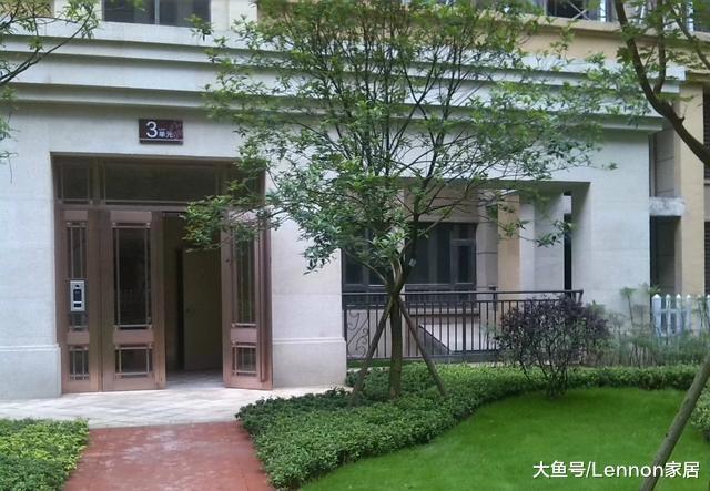 为何有钱人买房都直接选一楼? 内行人透露实情, 懊悔我家没早知道