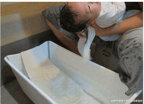 这样给宝宝洗头, 保证宝宝不哭不闹, 还能对宝宝减轻痛苦