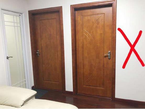 越来越多人家里不装免漆门了, 如今流行装这种, 住几十年也不过时