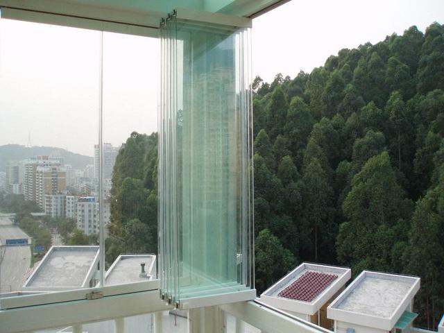 别傻了, 现在谁家阳台还装推拉窗, 如今流行这种的, 空间大! 实用