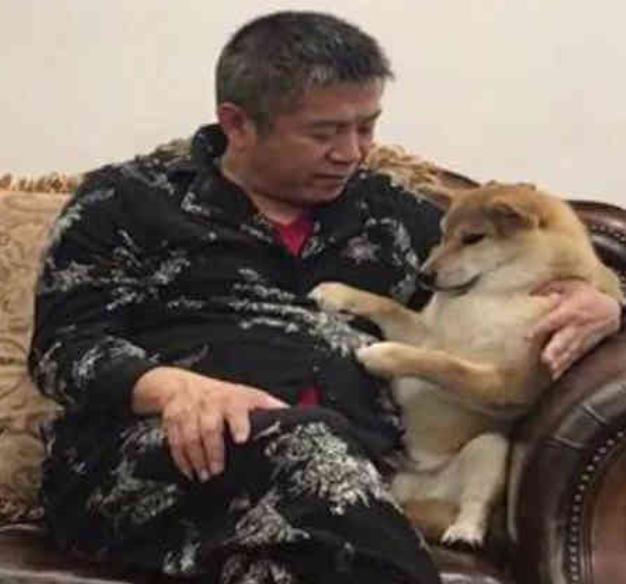 老爸要把狗扔了, 可是“狗弟弟”掉牙一直哄, 都没对我这么温柔过