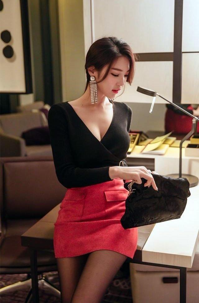 小姐姐穿黑色深V搭配包臀裙, 温柔大方, 穿出优雅女人味!