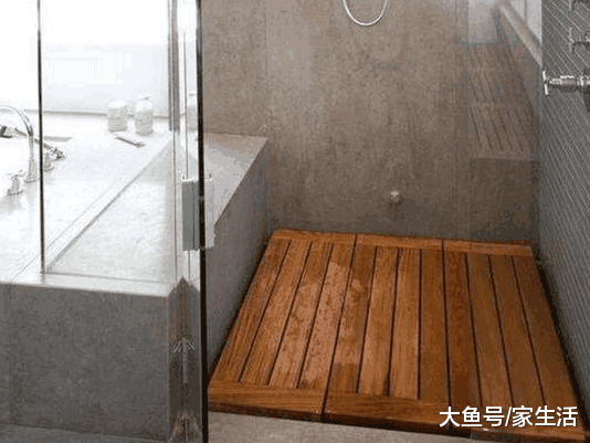 头一次见淋浴房地面不铺瓷砖, 回家装这种代替, 排水又快又省钱