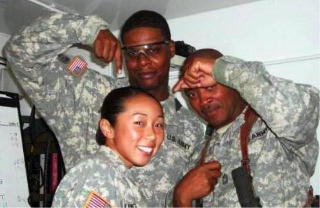 耻辱! 中国籍女兵获美国绿卡, 当场表示: 终于不是中国人了