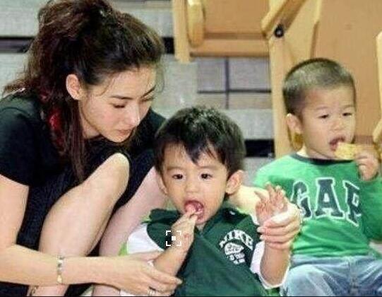 张柏芝大儿子后天偶遇张柏芝, 小动作获赞, 王菲却装作视而不见