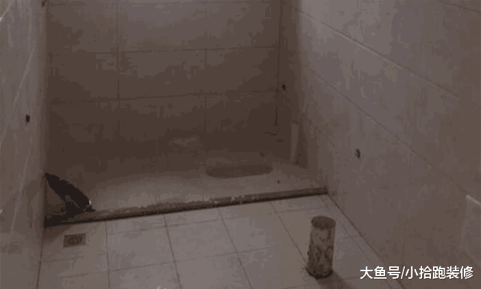 邻居说他家的卫生间, 装修的很实用, 朋友看到后笑得直点头