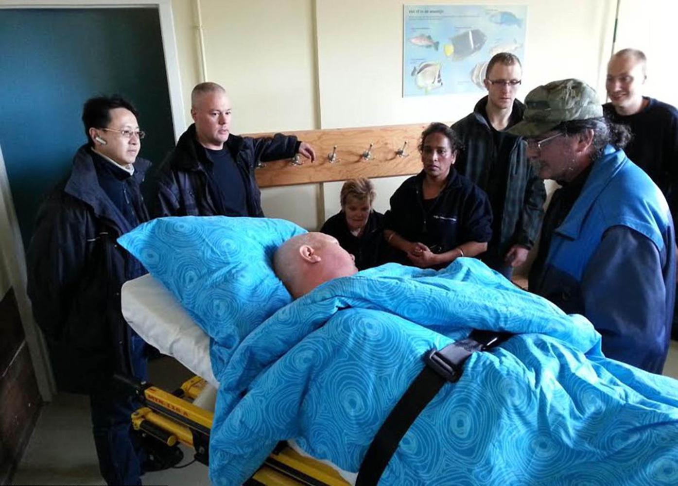 男子即将离世, 接下来这只长颈鹿的举动, 让人心酸又暖心