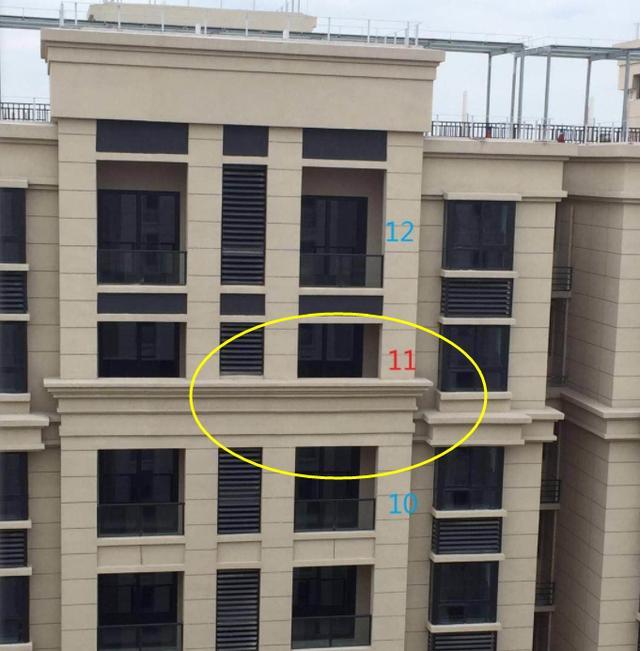 欢欢喜喜拿到新房钥匙, 发现阳台的落地窗变成了半堵墙, 太糟心
