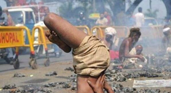 印度“站神”护卫一动不动站立30年, 谁令他动奖励千元, 网友: 刷新三观