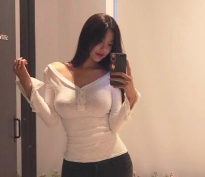 身材超丰满的美女, 身穿紧身衣, 大方自信尽显女人性感妖娆
