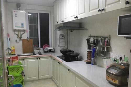 装修新房时在卧室做了两大排衣柜, 入住后才发现做错了