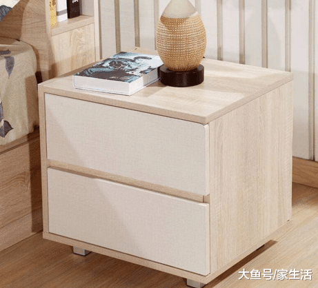 卧室床头柜切记不能这样摆放, 预示夫妻关系有变, 幸亏师傅提醒我