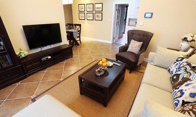 好友买的一楼新房, 装修成美式真漂亮, 送的院子变成了花园