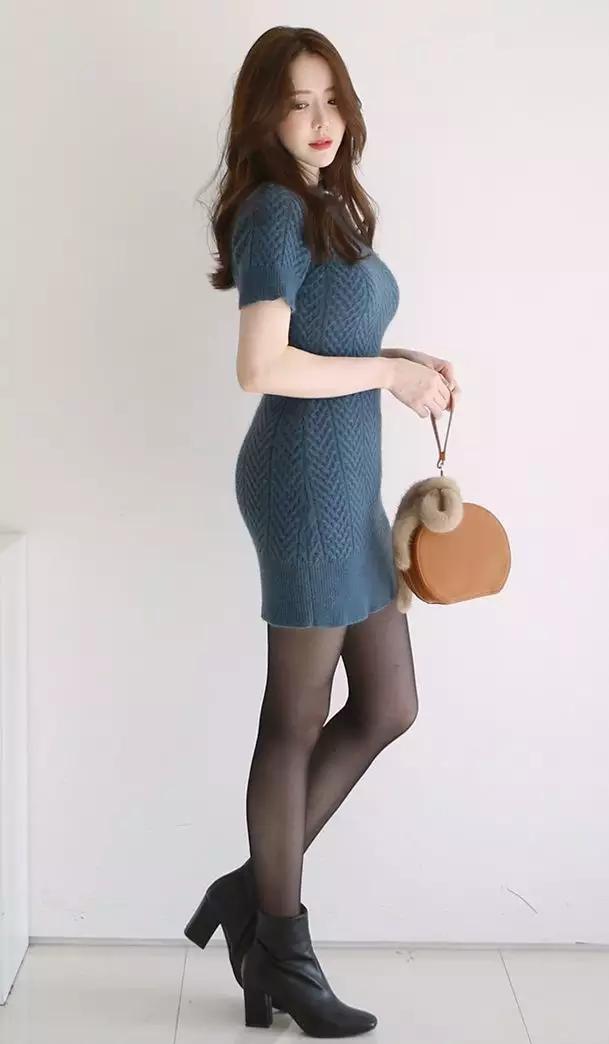 紧身连衣裙提升小姐姐的优雅气质, 还能很好的展现曼妙身材