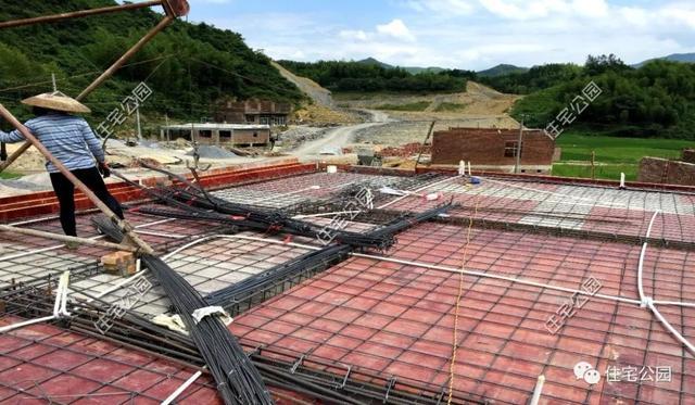 湖南70后为创业5年未归家, 深圳打拼20年, 终200万农村建最美别墅