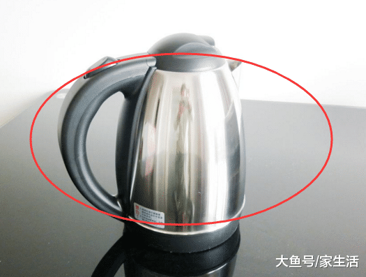 为什么有钱人从不用这种电热水壶? 听师傅一说, 下次不会再用了
