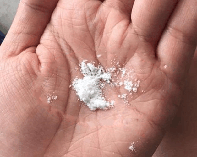 水槽边上放一点小东西, 只需3 秒, 玻璃胶亮白到反光, 太好用了