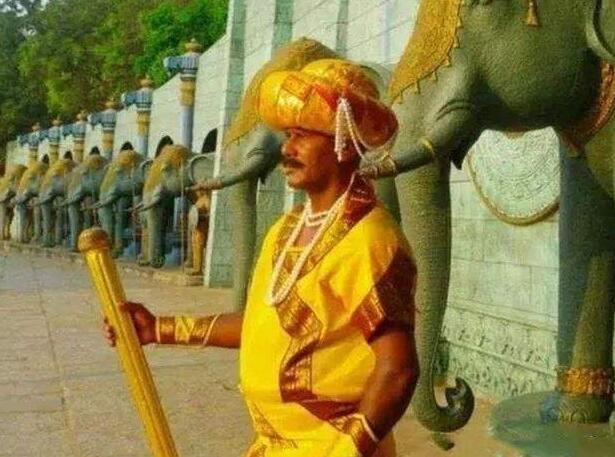 印度“站神”护卫一动不动站立30年, 谁令他动奖励千元, 网友: 刷新三观
