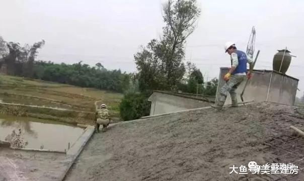 小伙负债20万回农村给父母建别墅, 邻居疑问这是孝顺还是攀比?
