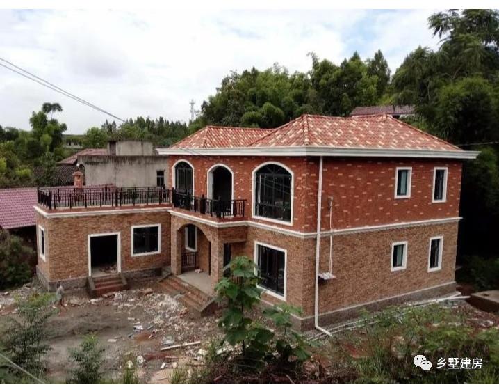 年轻小伙在农村自建别墅, 竟砌了个土灶厨房! 暖心举动被点赞!