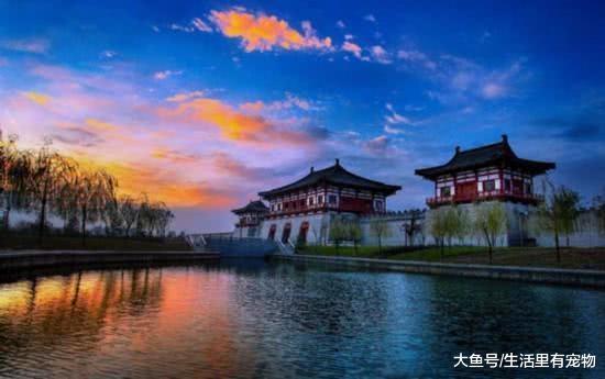 村长派人去修路, 村民发现巨大古墓群, 上报后全村搬迁!